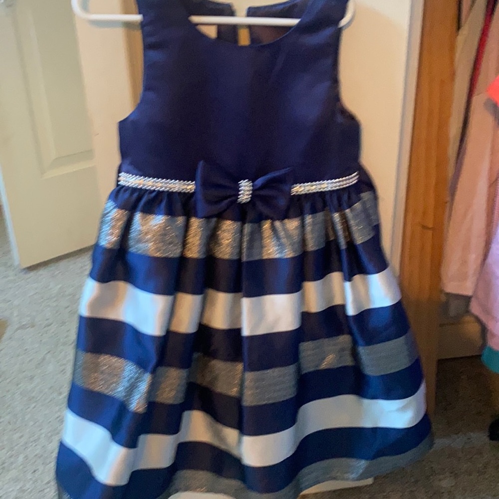 Girls size 5 navy stripe dress